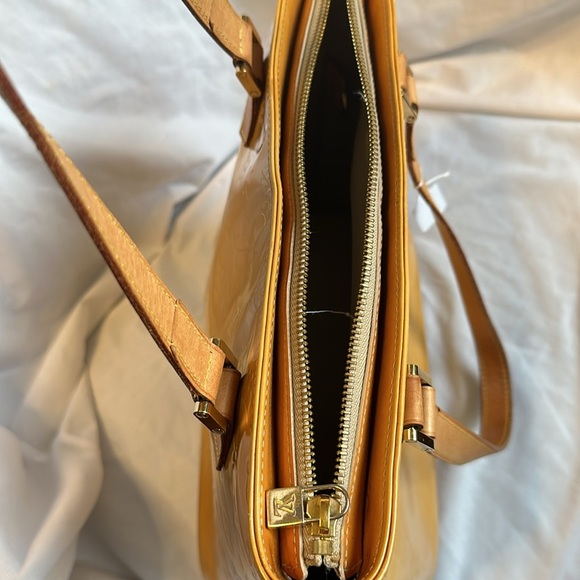 Louis Vuitton Vernis Purse: pre-loved. Beautiful bag. Date code LW0030 - Picture 7 of 14